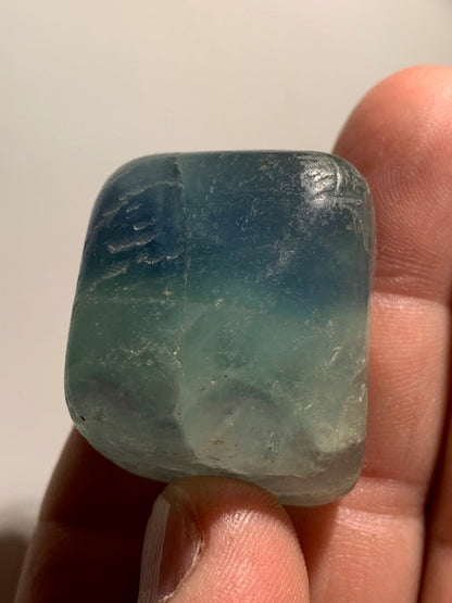 Fluorite ou Fluorine bleue - Pierre roulée - 35 x 30 x 27 mm / 60 grammes