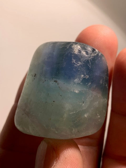 Fluorite ou Fluorine bleue - Pierre roulée - 35 x 30 x 27 mm / 60 grammes