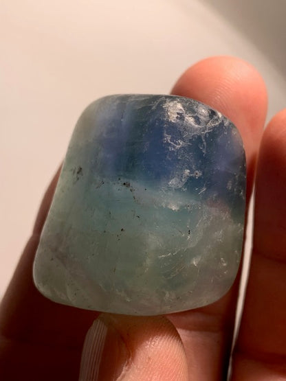 Fluorite ou Fluorine bleue - Pierre roulée - 35 x 30 x 27 mm / 60 grammes