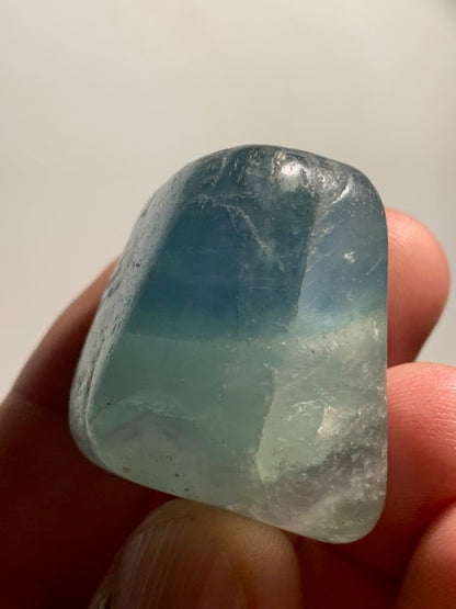 Fluorite ou Fluorine bleue - Pierre roulée - 35 x 30 x 27 mm / 60 grammes