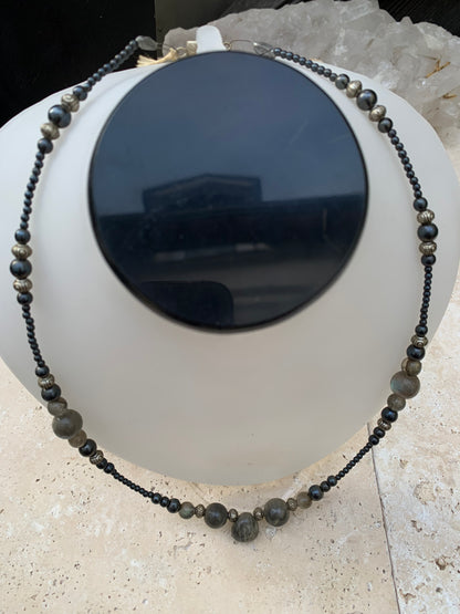 Labradorite avec Hématite, 'collier/ chute' de perle rondes de 2 à 10 mm - 45 cm - fermoir à vis. Très belle pièce montée par Zen C° !
