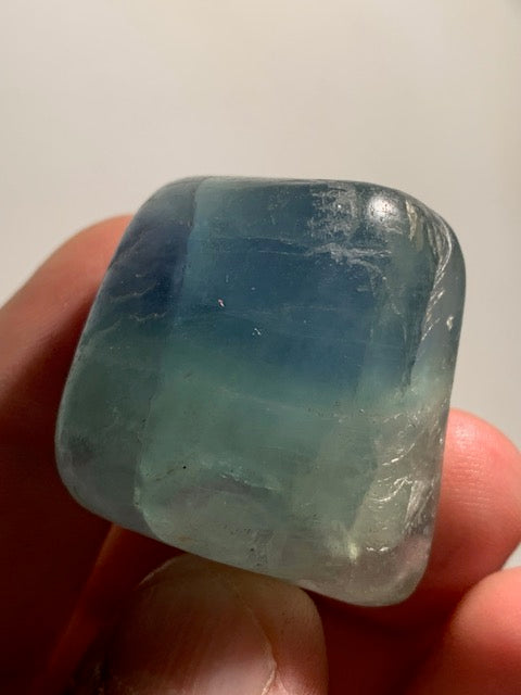 Fluorite ou Fluorine bleue - Pierre roulée - 35 x 30 x 27 mm / 60 grammes