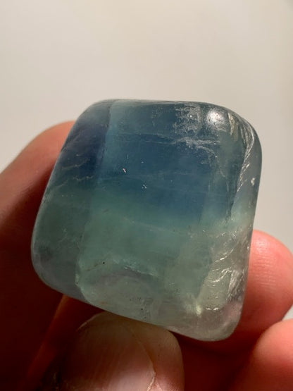 Fluorite ou Fluorine bleue - Pierre roulée - 35 x 30 x 27 mm / 60 grammes