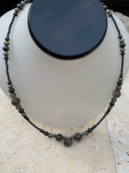 Labradorite avec Hématite, 'collier/ chute' de perle rondes de 2 à 10 mm - 45 cm - fermoir à vis. Très belle pièce montée par Zen C° !
