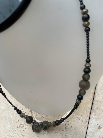 Labradorite avec Hématite, 'collier/ chute' de perle rondes de 2 à 10 mm - 45 cm - fermoir à vis. Très belle pièce montée par Zen C° !