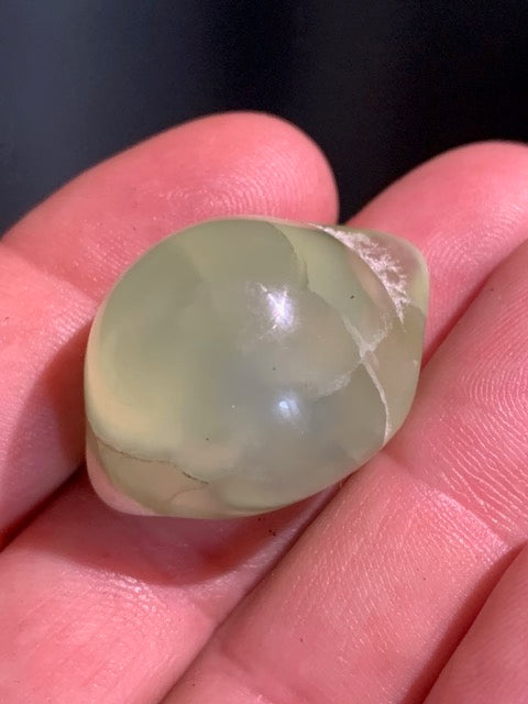 Préhnite - Pierre roulée - 33 x 24 x 20 mm / 20,8 gr.