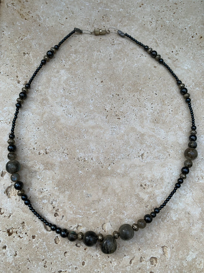 Labradorite avec Hématite, 'collier/ chute' de perle rondes de 2 à 10 mm - 45 cm - fermoir à vis. Très belle pièce montée par Zen C° !