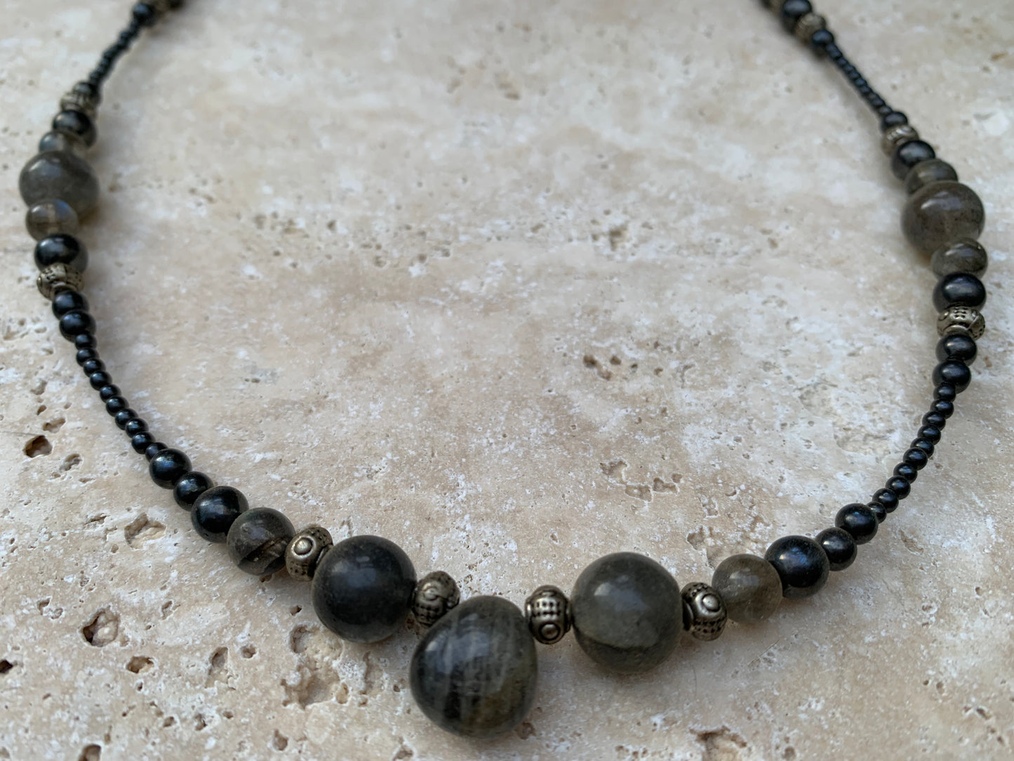 Labradorite avec Hématite, 'collier/ chute' de perle rondes de 2 à 10 mm - 45 cm - fermoir à vis. Très belle pièce montée par Zen C° !