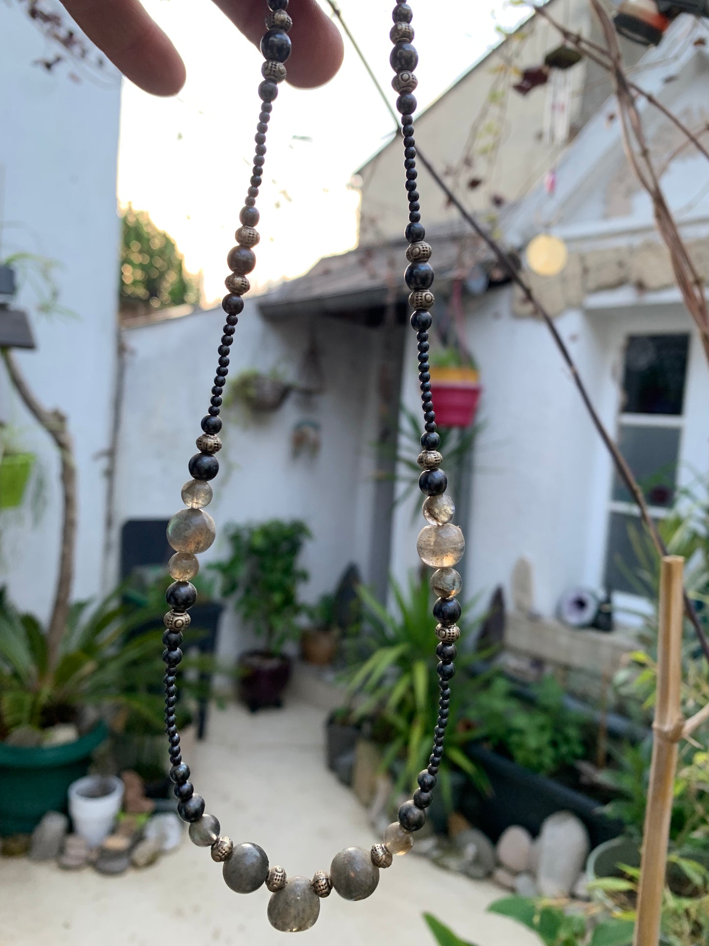 Labradorite avec Hématite, 'collier/ chute' de perle rondes de 2 à 10 mm - 45 cm - fermoir à vis. Très belle pièce montée par Zen C° !