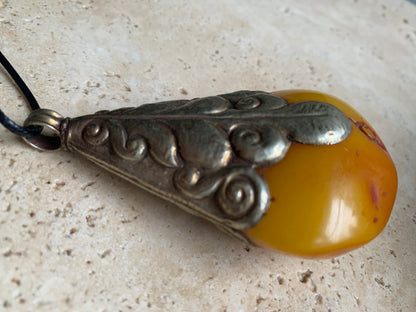Pendentif en Copal (famille de l'Ambre), sertis en métal avec de majestueuses gravures. Impressionante pièce de 85 x 50 x 30 millimètres. Fait au Népal🇳🇵, un bijou ethnique unique et authentique (vendu avec cordon coulisant) !