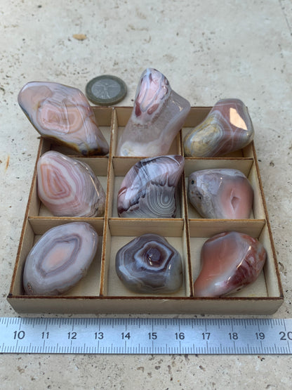 Agate Rose du Botswana, superbes pièces au choix ! De 40x20x15mm - 20 grammes en moyenne. Des formes uniques et rare !