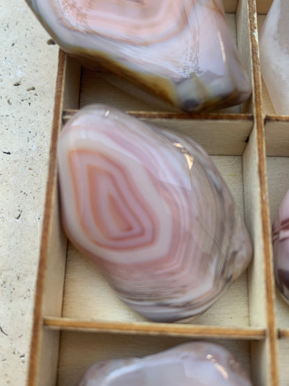 Agate Rose du Botswana, superbes pièces au choix ! De 40x20x15mm - 20 grammes en moyenne. Des formes uniques et rare !