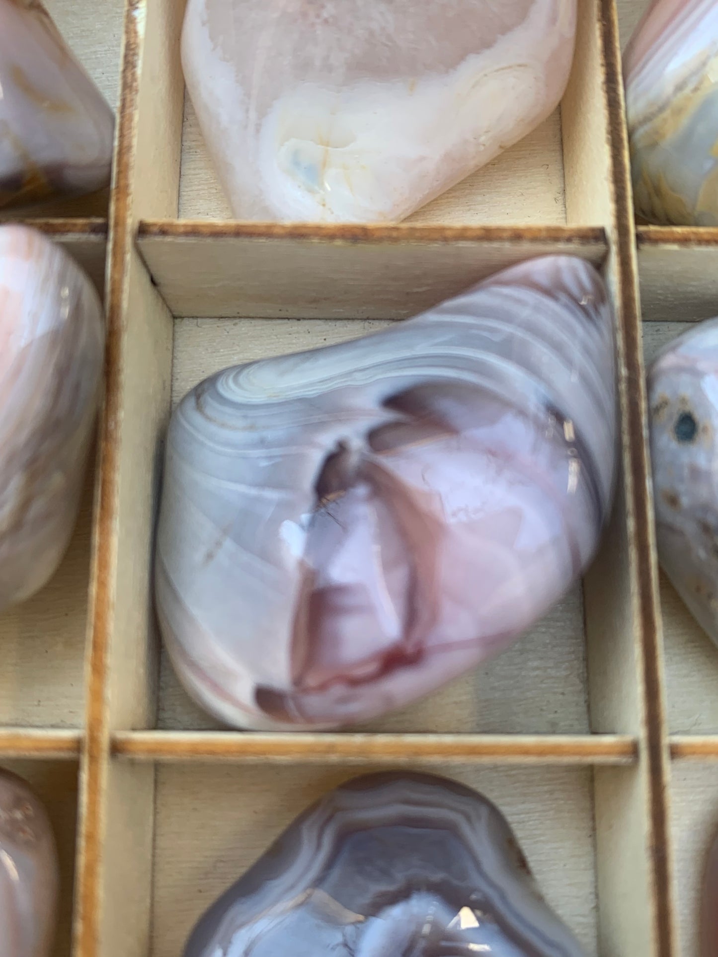 Agate Rose du Botswana, superbes pièces au choix ! De 40x20x15mm - 20 grammes en moyenne. Des formes uniques et rare !