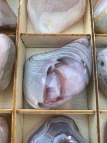 Agate Rose du Botswana, superbes pièces au choix ! De 40x20x15mm - 20 grammes en moyenne. Des formes uniques et rare !