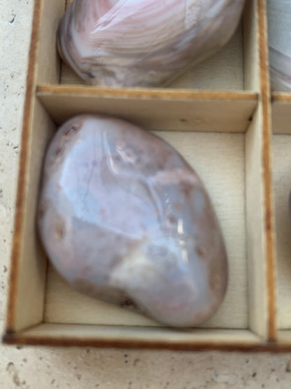 Agate Rose du Botswana, superbes pièces au choix ! De 40x20x15mm - 20 grammes en moyenne. Des formes uniques et rare !