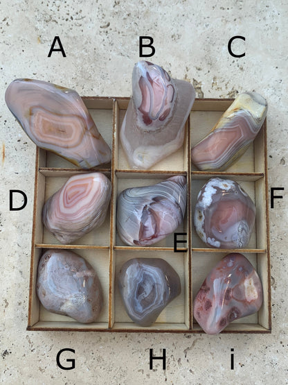 Agate Rose du Botswana, superbes pièces au choix ! De 40x20x15mm - 20 grammes en moyenne. Des formes uniques et rare !
