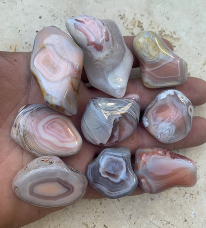 Agate Rose du Botswana, superbes pièces au choix ! De 40x20x15mm - 20 grammes en moyenne. Des formes uniques et rare !