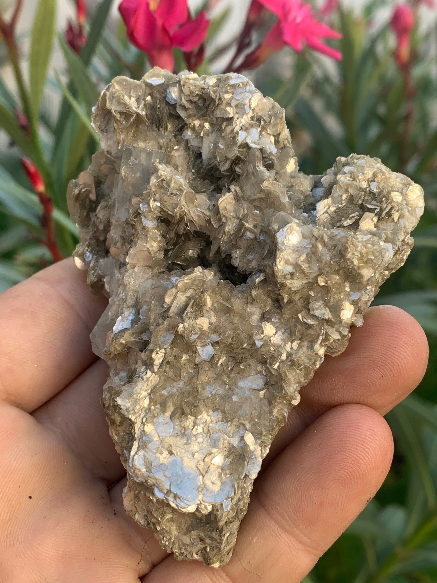 Aigue-marine avec Muscovite, superbe pièce de 88x72x39mm - 111 grammes ! Une brillance incroyable !