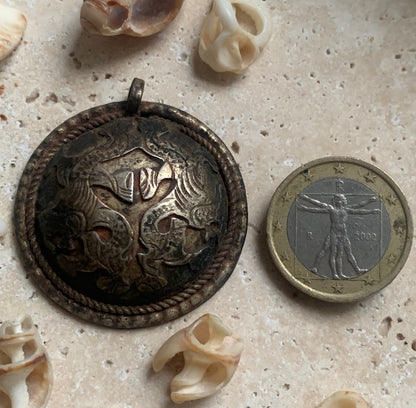 Dragon, pendentif en métal (laiton) de 40 mm de diamètre x 10 mm d'épaisseur. Pièce authentique et unique faîte au Népal. Livré avec cordon coulissant, prêt à porté ou à offrir !
