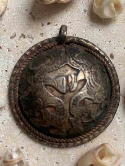 Dragon, pendentif en métal (laiton) de 40 mm de diamètre x 10 mm d'épaisseur. Pièce authentique et unique faîte au Népal. Livré avec cordon coulissant, prêt à porté ou à offrir !