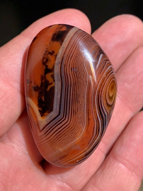 Cornaline rubanée, galet/ forme libre - 52 x 35 x 22 mm - 49,8 gr.