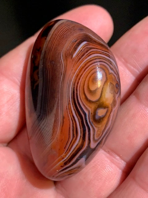 Cornaline rubanée, galet/ forme libre - 52 x 35 x 22 mm - 49,8 gr.