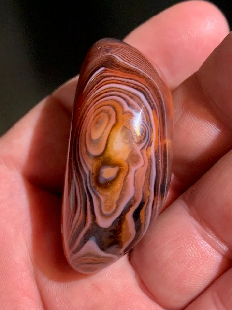Cornaline rubanée, galet/ forme libre - 52 x 35 x 22 mm - 49,8 gr.