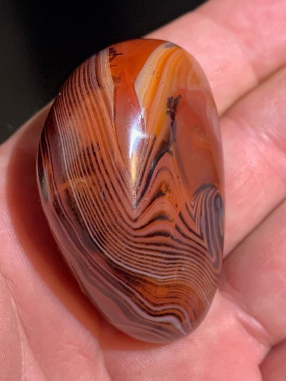 Cornaline rubanée, galet/ forme libre - 52 x 35 x 22 mm - 49,8 gr.