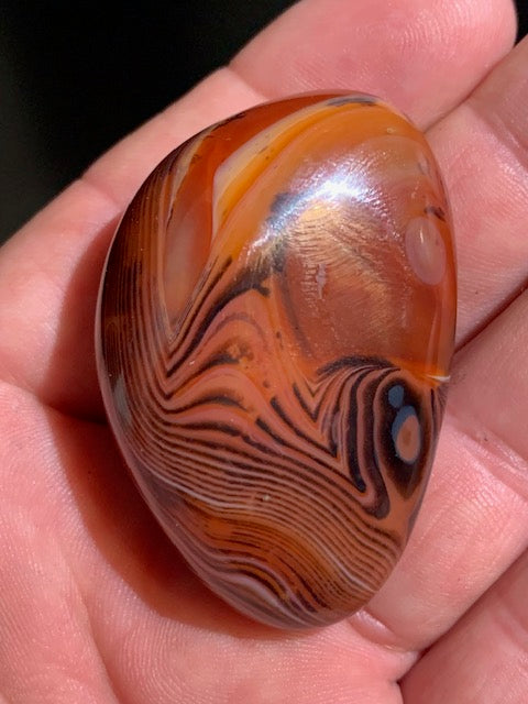 Cornaline rubanée, galet/ forme libre - 52 x 35 x 22 mm - 49,8 gr.