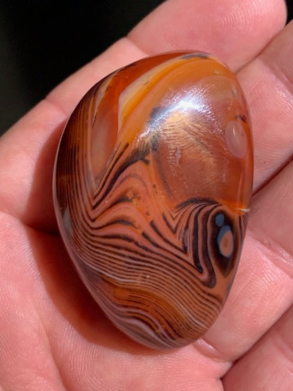 Cornaline rubanée, galet/ forme libre - 52 x 35 x 22 mm - 49,8 gr.