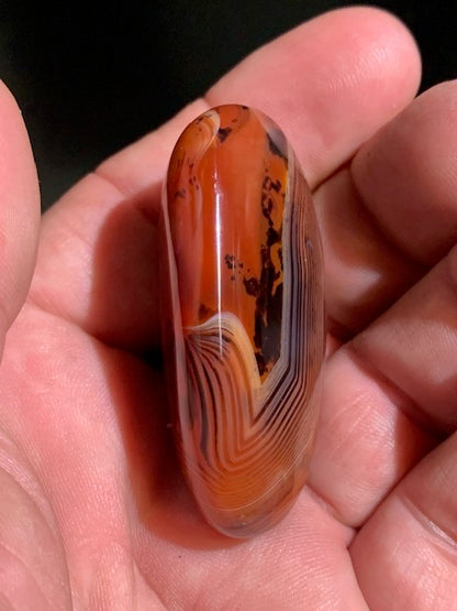 Cornaline rubanée, galet/ forme libre - 52 x 35 x 22 mm - 49,8 gr.