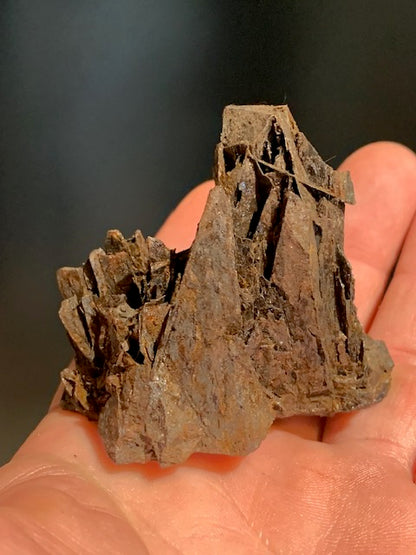 Hématite brute altérée à lamelle (A confirmer) - Spécimen brut rare, collection ancienne - 58 x 52 x 46 mm - 218,3 gr.