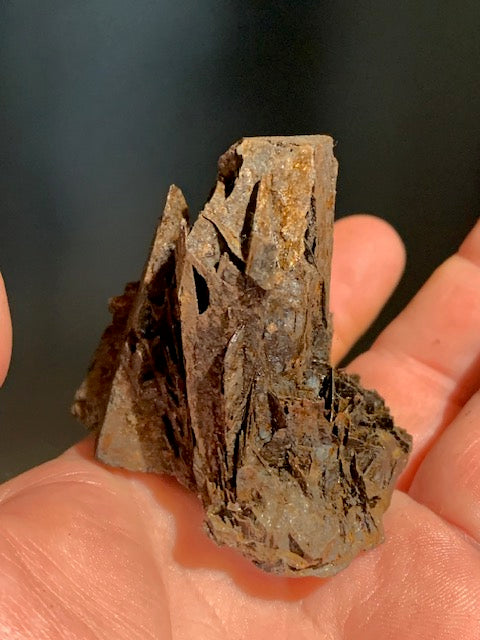 Hématite brute altérée à lamelle (A confirmer) - Spécimen brut rare, collection ancienne - 58 x 52 x 46 mm - 218,3 gr.