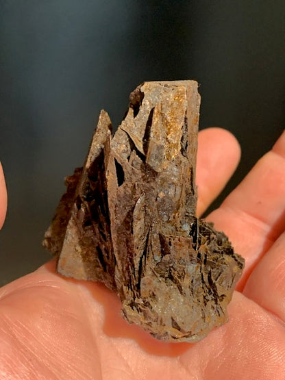 Hématite brute altérée à lamelle (A confirmer) - Spécimen brut rare, collection ancienne - 58 x 52 x 46 mm - 218,3 gr.