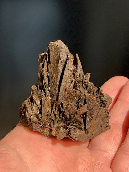 Hématite brute altérée à lamelle (A confirmer) - Spécimen brut rare, collection ancienne - 58 x 52 x 46 mm - 218,3 gr.