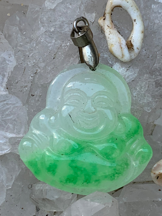 Bouddha, pendentif 100% en Jadéite de 40 x 30 x 7 millimètres. Livré avec cordon coulissant (offert), prêt à porté ou à offrir, parfait !