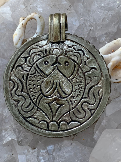Bouddha, pendentif en lapis lazuli, corail et turquoise sur métal ton argent de 35 millimètres de diamètre. Avec de magnifiques gravures sur la face arrière. Livré avec cordon coulissant (offert), prêt à porté ou à offrir, parfait !