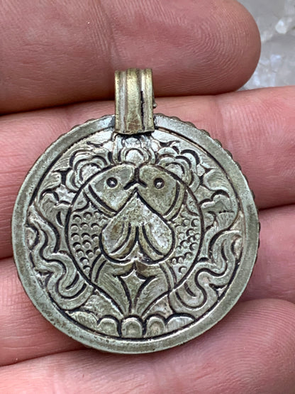 Bouddha, pendentif en lapis lazuli, corail et turquoise sur métal ton argent de 35 millimètres de diamètre. Avec de magnifiques gravures sur la face arrière. Livré avec cordon coulissant (offert), prêt à porté ou à offrir, parfait !