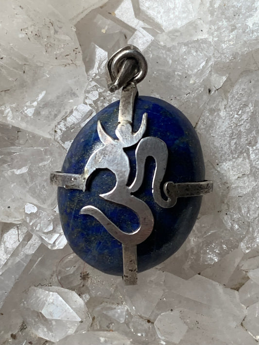 Lapis lazuli, superbe pendentif en métal argenté de type laiton avec le motif Om. 35 millimètres de hauteur x 20 x 10. Vendu avec cordon noir réglable offert !