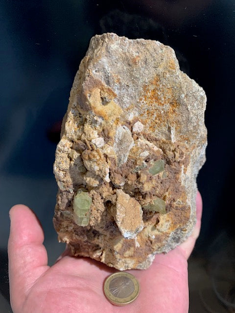 Apatite jaune sur Orthose, spécimen brut - 150 x 116 x 83 mm - 1 205 gr.