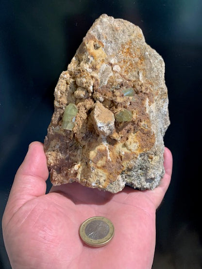 Apatite jaune sur Orthose, spécimen brut - 150 x 116 x 83 mm - 1 205 gr.