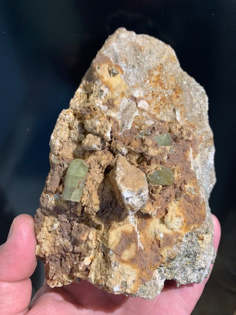 Apatite jaune sur Orthose, spécimen brut - 150 x 116 x 83 mm - 1 205 gr.