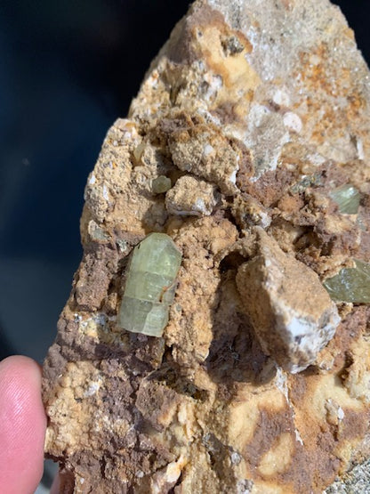 Apatite jaune sur Orthose, spécimen brut - 150 x 116 x 83 mm - 1 205 gr.