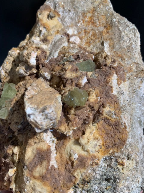 Apatite jaune sur Orthose, spécimen brut - 150 x 116 x 83 mm - 1 205 gr.