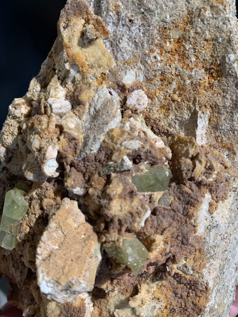 Apatite jaune sur Orthose, spécimen brut - 150 x 116 x 83 mm - 1 205 gr.