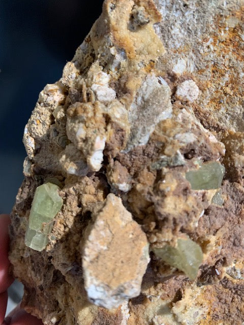 Apatite jaune sur Orthose, spécimen brut - 150 x 116 x 83 mm - 1 205 gr.