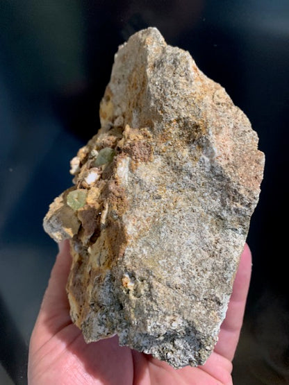 Apatite jaune sur Orthose, spécimen brut - 150 x 116 x 83 mm - 1 205 gr.