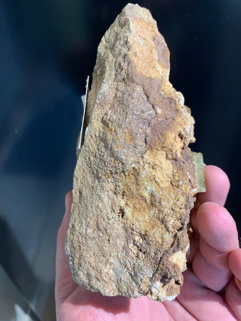 Apatite jaune sur Orthose, spécimen brut - 150 x 116 x 83 mm - 1 205 gr.