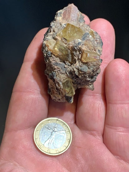 Apatite jaune sur Orthose, spécimen brut - 55 x 50 x 33 mm - 81,8 gr.
