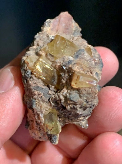 Apatite jaune sur Orthose, spécimen brut - 55 x 50 x 33 mm - 81,8 gr.